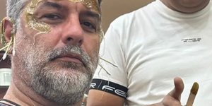 O Βασίλης Μπισμπίκης στο αγαπημένο του κουρείο 