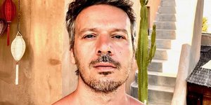 Ο Γιώργος Νανούρης στο εξοχικό του στην Αίγινα