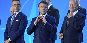 Στη Σύνοδο Κορυφής του ΝΑΤΟ από αριστερά, ο Φινλανδός πρόεδρος Αλεξάντερ Σταμπ, ο Γάλλος πρόεδρος Εμανουέλ Μακρόν και ο καγκελάριος της Γερμανίας Όλαφ Σολτς 