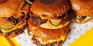 Το νέο μπεργκεράδικο της Αθήνας σερβίρει μόνο 5 ζουμερούς πειρασμούς -Χειροποίητα υλικά, το κρέας «λιώνει» στο στόμα