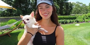 Η Νίκολα Πελτζ αγκαλιά με τον σκύλο της Νάλα