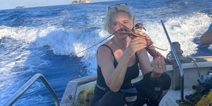 Όταν η Μαρία Νικόλτσιου δεν είναι στο δελτίο ειδήσεων ψαρεύει αστακούς και θράψαλα στη Βόρεια Εύβοια