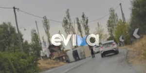 Φορτηγό τούμπαρε στη μέση του δρόμου στο Αλιβέρι Ευβοίας