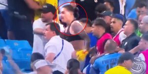 O επιθετικός της Εθνικής Ουρουγουάης παίζει ξύλο στην κερκίδα με τους οπαδούς της Κολομβίας, μετά το τέλος του παιχνιδιού