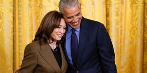 Ο Μπαράκ Ομπάμα με την Κάμαλα  Χάρις