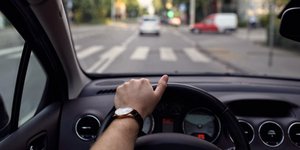 Οδηγός μπροστά από φωτεινό σηματοδότη