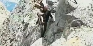 Ζευγάρι κουβαλάει παιδί κατά μήκος στενής βουνοπλαγιάς χωρίς εξοπλισμό ασφαλείας στις Άλπεις