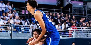 Ο Γιούκι Τογκάσι με τον Βίκτορ Γουενμπαγιάμα