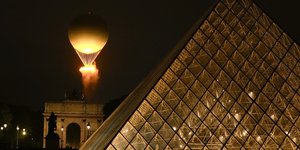 Ολυμπιακοί Αγώνες 2024, η ολυμπιακή φλόγα, το Λούβρο