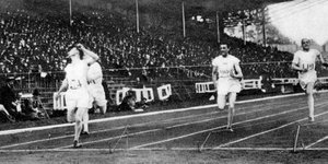 Οι τελικοί των 200μ. Από αριστερά - Charles Paddock των ΗΠΑ, 2ος. Eric Liddell της Μεγάλης Βρετανίας, τρίτος; Jackson Scholz των ΗΠΑ, πρώτος