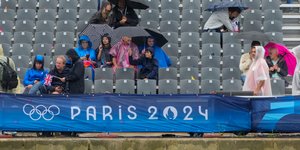 Υπό βροχή λίγο πριν την τελετή έναρξης των Ολυμπιακών Αγώνων στο Παρίσι 