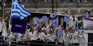 PARIS 2024: Greek delegation leads nautical parade with first vessel 