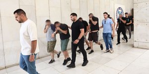 Οι συλληφθέντες από την αιματηρή συμπλοκή έξω από το γήπεδο του Παναθηναϊκού / Φωτογραφία: Intime