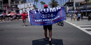 Οπαδός του πρώην προέδρου των ΗΠΑ, Ντόναλντ Τραμπ στην Καλιφόρνια