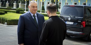   Ο πρωθυπουργός της Ουγγαρίας Βίκτορ Ορμπάν με τον Ουκρανό πρόεδρο Βολοντίμιρ Ζελένσκι