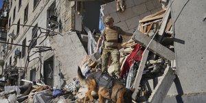 Ουκρανός στρατιώτης σε γκρεμισμενο κτίριο