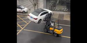 Απομάκρυνση παράνομα παρκαρισμένου αυτοκινήτου 