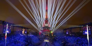 Ολυμπιακοί Αγώνες 2024: Ενα φαντασμαγορικό, διαφορετικό σόου στο Παρίσι με λάμψη και εκπλήξεις