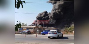 Πάτρα: Μαίνεται η φωτιά σε προαύλιο εργοστασίου στο Γαμοστό -Ενισχύθηκαν οι δυνάμεις της Πυροσβεστικής, μήνυμα 112
