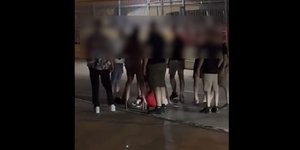 Βίντεο-ντοκουμέντο: Η στιγμή που 16χρονη μαχαιρώνει 19χρονη έξω από κλαμπ στον Πειραιά