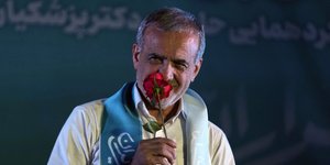 O Μασούντ Πεζερκιάν μυρίζει τριαντάφυλλο