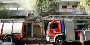 Πυροσβεστικά οχήματα έξω από το θέατρο Μπρόντγουαιη