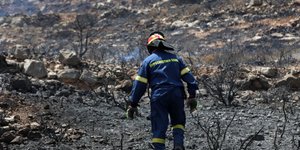Πυροσβέστης σε καμμένα