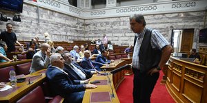 Ο Παύλος Πολάκης συζητά με στελέχη του ΣΥΡΙΖΑ