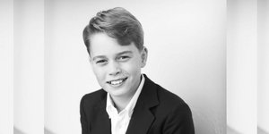 Ο πρίγκιπας Τζορτζ με κοστούμι