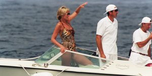 Η πριγκίπισσα Νταϊάνα φορώντας ένα μαγιό με animal print και γυαλιά ηλίου, διασκεδάζει σε ένα σκάφος στις 17 Ιουλίου 1997 στο Saint-Tropez της Γαλλίας 