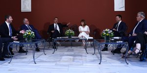 Η Πρόεδρος της Δημοκρατίας και οι πολιτικοί αρχηγοί στο κιόσκι του Προεδρικού