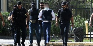 Ο 44χρονος φερόμενος δράστης της δολοφονίας του τοπογράφου στο Ψυχικό οδηγείται στον ανακριτή 