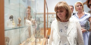 Η ΠτΔ Κ. Σακελλαροπούλου στα αρχαιολογικά μουσεία Δήλου και Μυκόνου