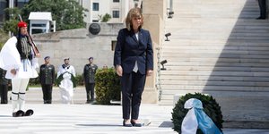 Η ΠτΔ Κατερίνα Σακελλαροπούλου κατέθεσε στεφάνι στον Άγνωστο Στρατιώτη για την μαύρη επέτειο εισβολής στην Κύπρο