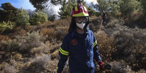 Πυροσβέστης σε φωτιά