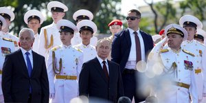 Ο Πούτιν με αξιωματικούς του ρωσικού ναυτικού