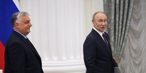 Ορμπαν και Πούτιν χαμογελούν