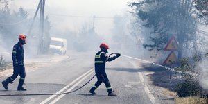 Πυροσβέστες επιχειρούν στη Θεσσαλονίκη