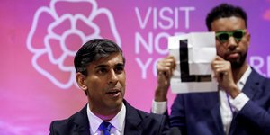  O Ρίσι Σούνακ ανακοινώνει την ήττα του από τους Eργατικούς/