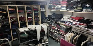 Το κατάστημα με τα «μαϊμού» ρούχα