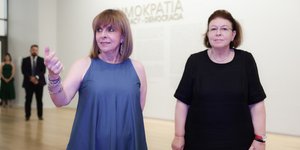 Η Κατερίνα Σακελλαροπούλου με την Λίνα Μενδώνη