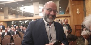 Σάκης Αρναούτογλου