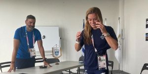 Η Μαρία Σάκκαρη σβήνει κεράκι στη τούρτα