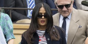 Η Σάλμα Χάγιεκ με ριγέ μπλούζα στο Γουίμπλεντον