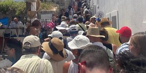 Τουρίστες στη Σαντορίνη