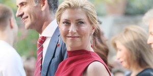 Η Σία Κοσιώνη συνδύασε με τα πιο απρόσμενα παπούτσια το κόκκινο φόρεμά της