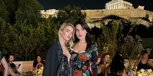 Η Stella Maxwell μούσα της Σίλιας Κριθαριώτη -To glam δείπνο στο σπίτι της με φόντο την Ακρόπολη