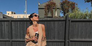 Η Σοφία Καρβέλα με nude πουκάμισο και τζιν παντελόνι