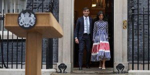 O Ρίσι Σούνακ και η σύζυγός του εξέρχονται για τελευταία φορά από το Νο 10