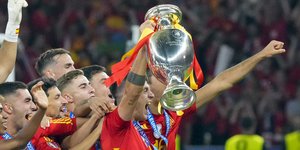 Οι παίκτες της εθνικής Ισπανίας πανηγυρίζουν την κατάκτηση του Euro 2024